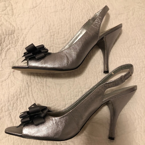 Nine West size 9M silver heels - Picture 3 of 11
